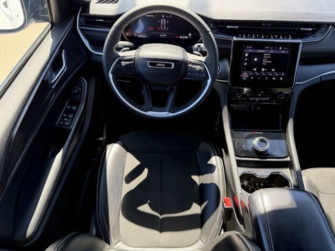 Used 2025 Jeep Grand Cherokee Altitude image 14