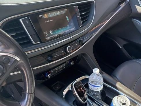 Used 2018 Buick Enclave Essence image 11