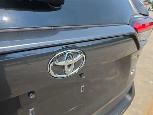 Used 2020 Toyota RAV4 XLE FWD image 10