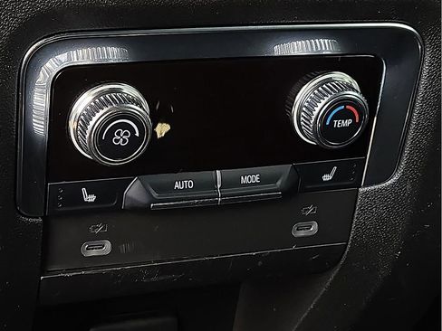 Used 2022 GMC Yukon XL Denali image 11