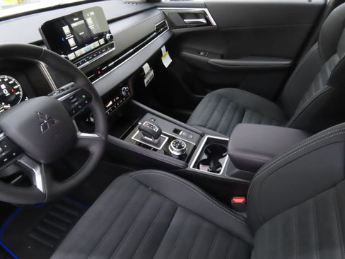 New 2025 Mitsubishi Outlander SE image 19