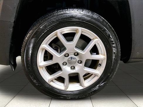Used 2020 Jeep Renegade Latitude AWD/4WD image 11