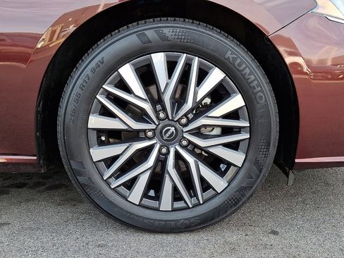 Used 2024 Nissan Altima 2.5 SV FWD image 8