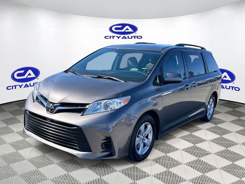 Used 2019 Toyota Sienna LE image 9