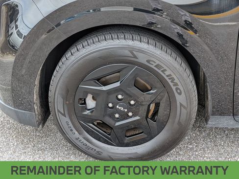 Used 2025 Kia Carnival FWD image 12