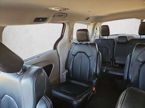 Used 2023 Chrysler Pacifica Touring-L FWD image 6