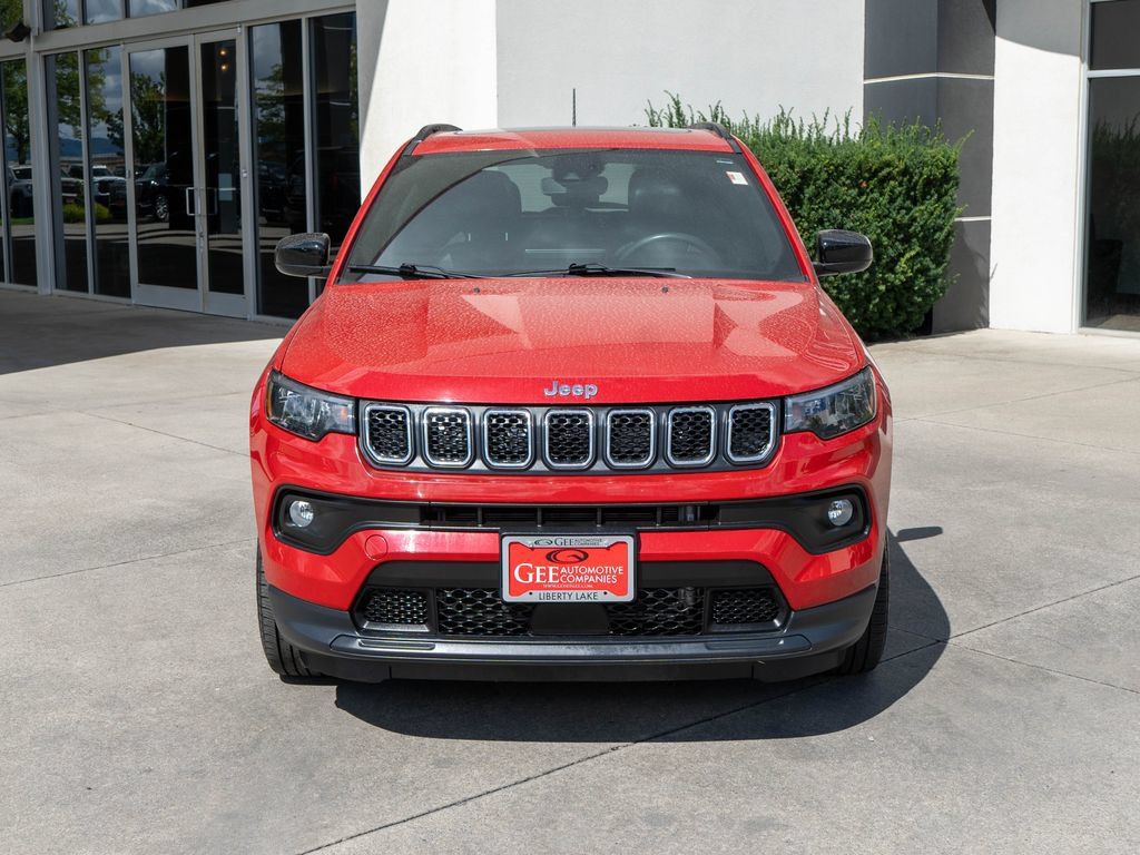 Used 2023 Jeep Compass Latitude w/ Sun and Sound Group AWD/4WD image 2