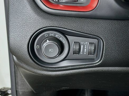 Certified 2020 Jeep Renegade Trailhawk AWD/4WD image 15