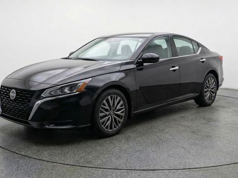 Used 2025 Nissan Altima 2.5 SV image 3