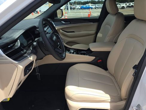 Used 2023 Jeep Grand Cherokee 4WD 4xe image 7