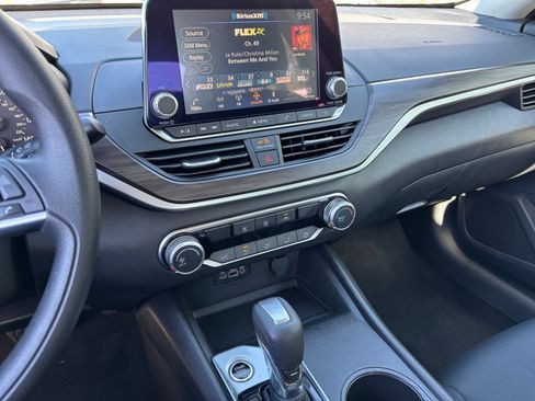 Used 2025 Nissan Altima 2.5 SV FWD image 17