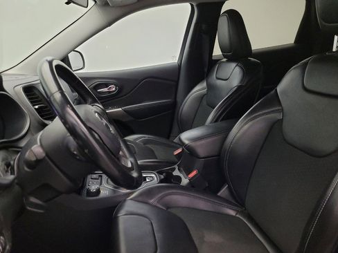 Used 2019 Jeep Cherokee Latitude Plus AWD/4WD image 17