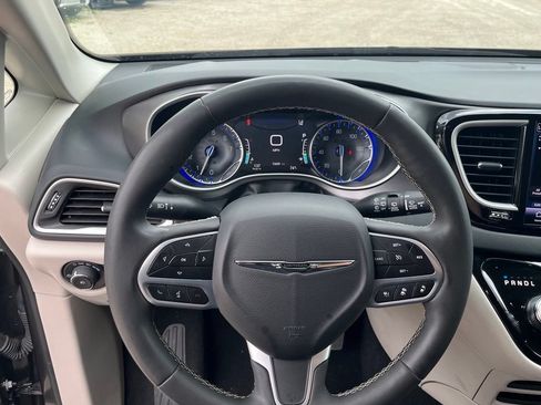 Used 2023 Chrysler Pacifica Touring-L FWD image 21