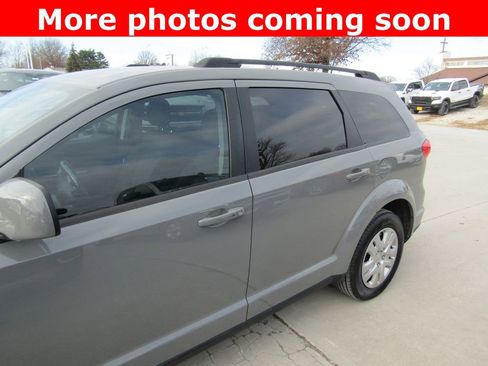 Used 2019 Dodge Journey SE w/ Connectivity Group image 2