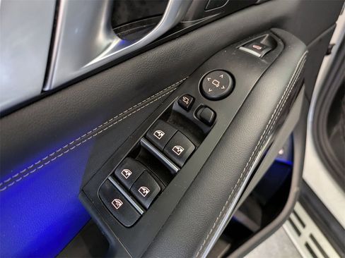 Used 2025 BMW X5 xDrive50e image 12