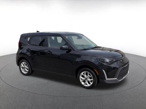Used 2025 Kia Soul LX w/ LX Technology Package FWD image 2