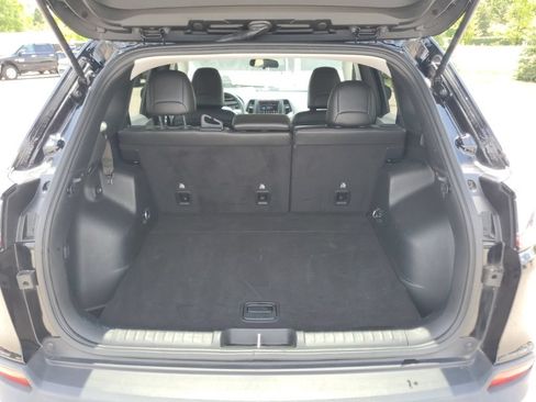 Used 2019 Jeep Cherokee Latitude Plus AWD/4WD image 31