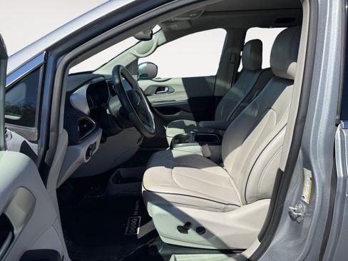 Used 2018 Chrysler Pacifica Limited w/ Advanced Safetytec Group FWD image 10