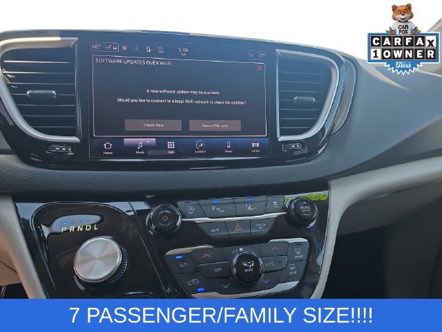 Used 2023 Chrysler Pacifica Touring-L FWD image 9
