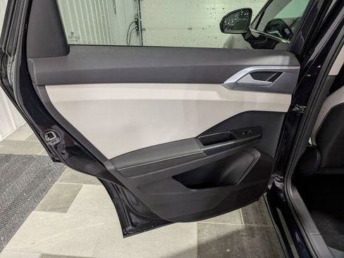 Used 2025 Volkswagen Taos SE image 8