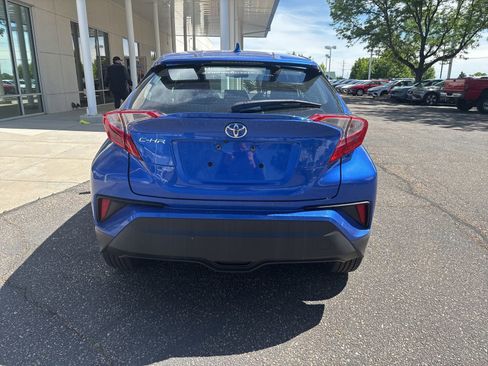 Used 2019 Toyota C-HR XLE FWD image 4