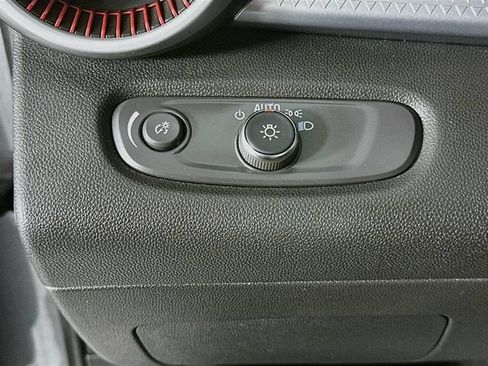 Used 2025 Chevrolet Trax RS w/ Sunroof Package FWD image 12
