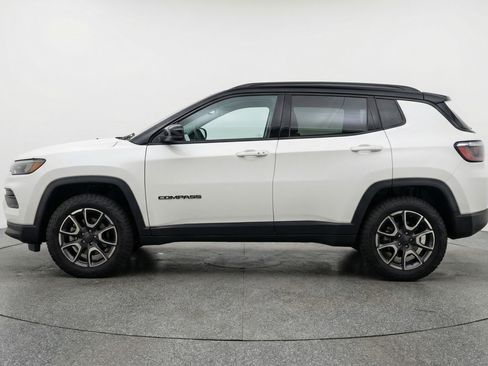 Used 2025 Jeep Compass Trailhawk image 5