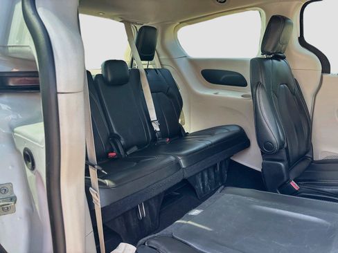 Used 2023 Chrysler Pacifica Touring-L FWD image 23