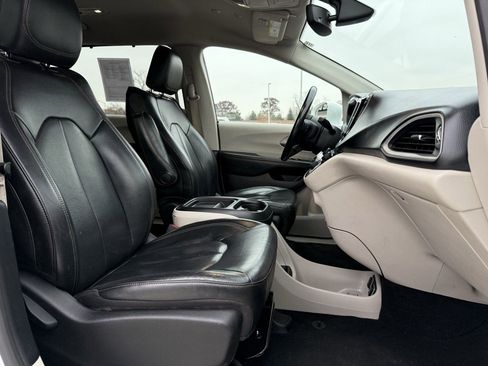 Used 2020 Chrysler Pacifica Touring-L image 13