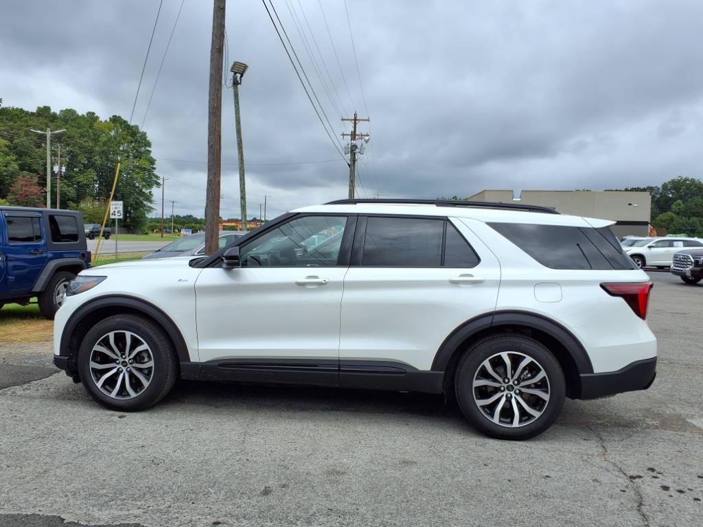 Used 2025 Ford Explorer ST-Line RWD image 2
