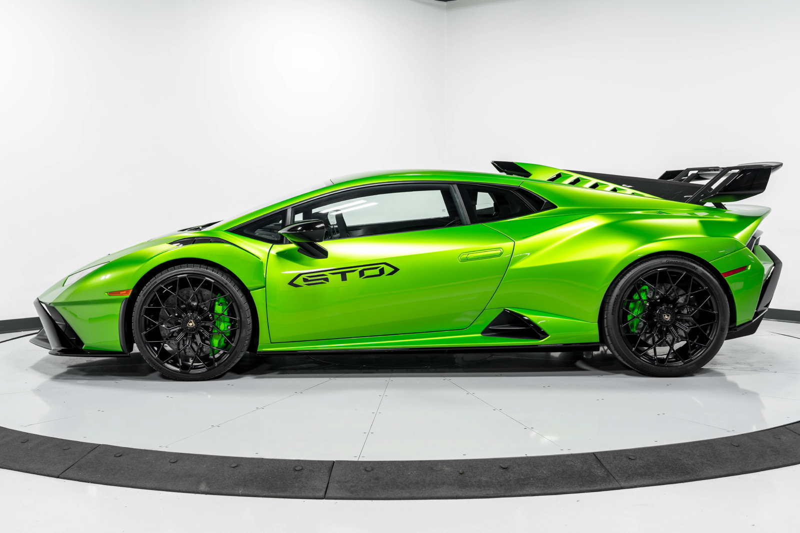 Used 2023 Lamborghini Huracan STO RWD image 6