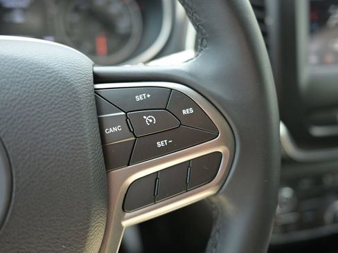 Used 2019 Jeep Cherokee Latitude Plus AWD/4WD image 33