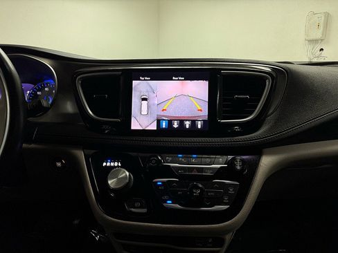 Used 2018 Chrysler Pacifica Limited w/ Tire & Wheel Group image 20