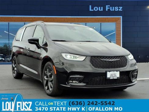 New 2026 Chrysler Pacifica Limited w/ S Appearance Package FWD image 1