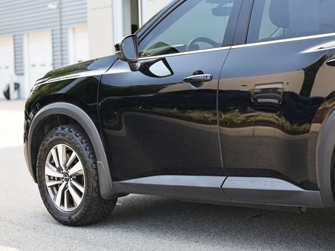 Used 2023 Nissan Pathfinder SL w/ Black Appearance Package AWD/4WD image 9
