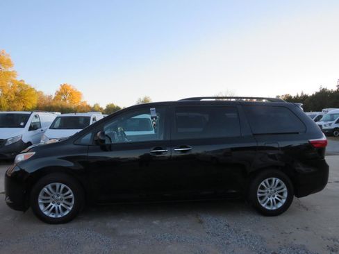Used 2015 Toyota Sienna XLE w/ XLE Navigation Package FWD image 2