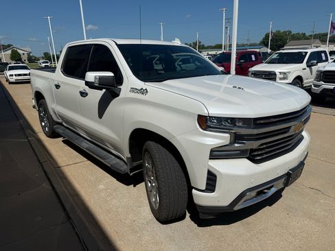 Used 2019 Chevrolet Silverado 1500 High Country w/ Technology Package AWD/4WD image 10
