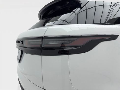 Used 2025 Land Rover Range Rover Velar Dynamic SE image 7