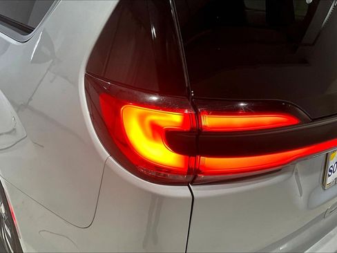 Used 2024 Chrysler Pacifica Select image 23