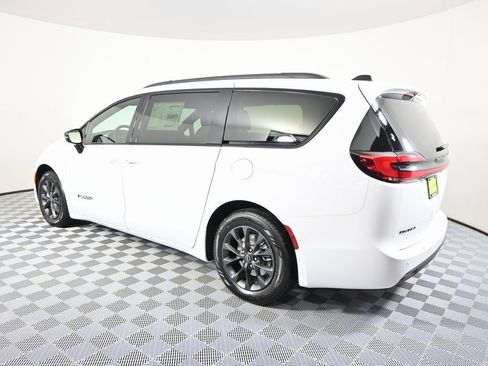 Used 2025 Chrysler Pacifica Select w/ Fav Edition Package image 4