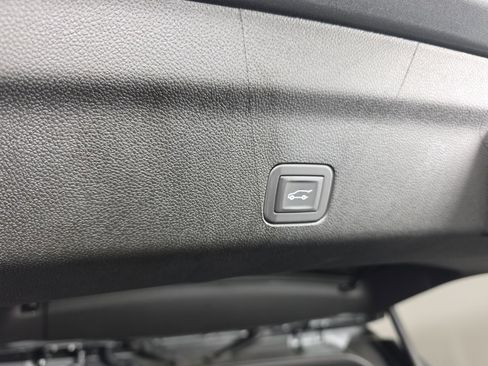 New 2025 Chevrolet Suburban Premier w/ Sun And Tow Package image 39