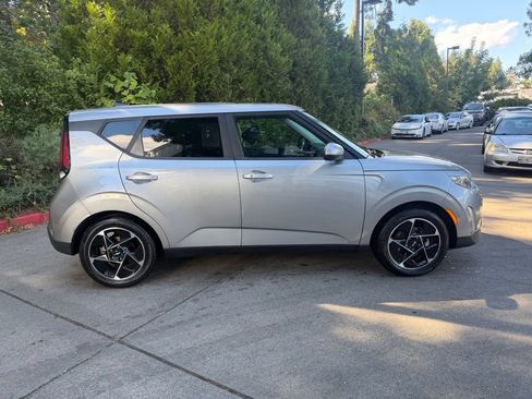 Used 2023 Kia Soul EX FWD image 2