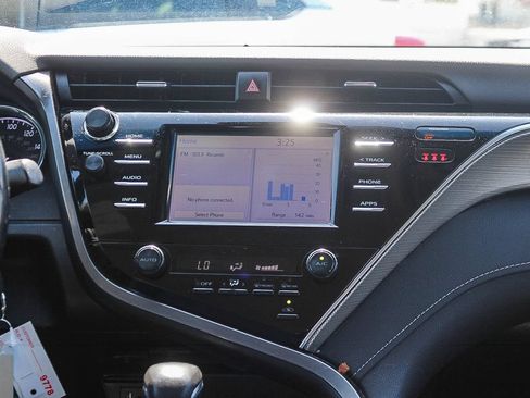 Used 2018 Toyota Camry SE FWD image 15