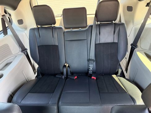 Used 2019 Dodge Grand Caravan SXT FWD image 12