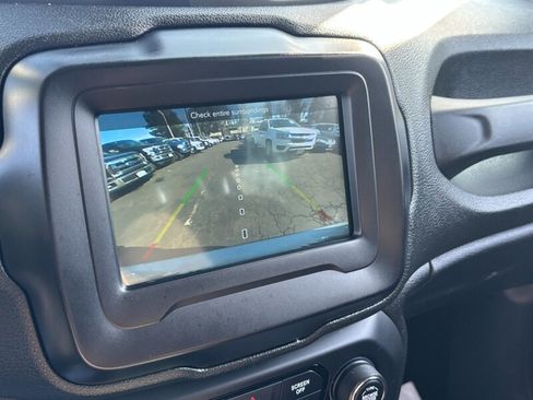 Used 2018 Jeep Renegade Latitude image 16