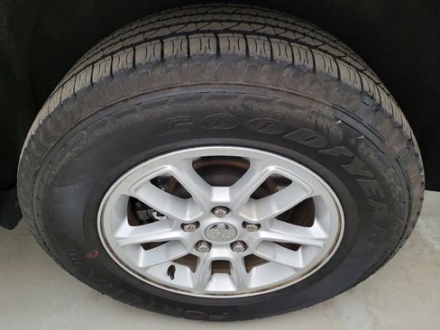 Used 2019 Jeep Grand Cherokee Laredo image 31