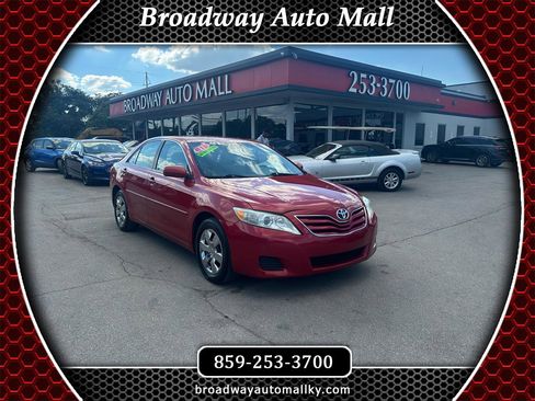 Used 2011 Toyota Camry LE image 1