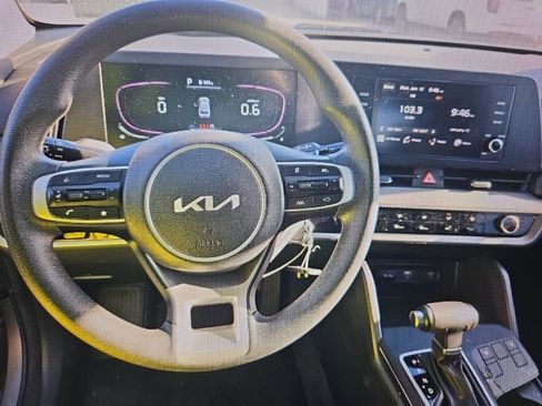 Used 2024 Kia Sportage LX image 9