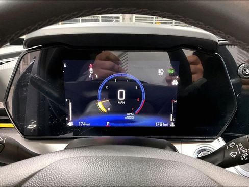 Used 2025 Chevrolet Trax LT w/ Driver Confidence Package image 19