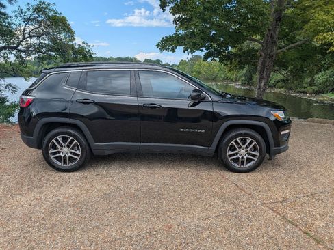 Used 2019 Jeep Compass Latitude FWD image 3